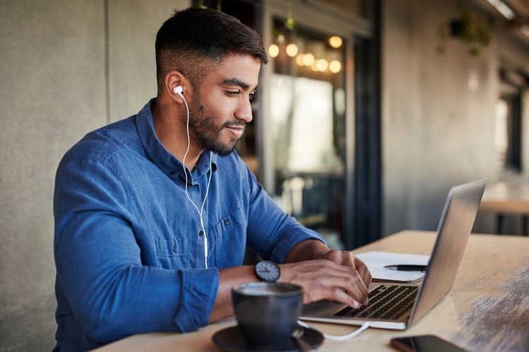 A imagem mostra um homem trabalhando em um notebook. Ele está criando recursos utilizando REST, que é uma das APIs mais usadas por profissionais de desenvolvimento. 