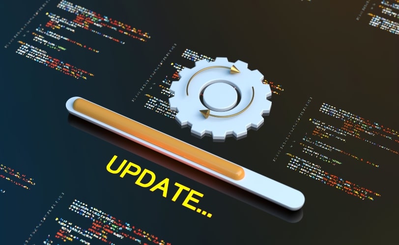 A imagem exibe um conceito visual de atualização de software, com uma barra de progresso parcialmente preenchida e a palavra "Update..." destacada em amarelo. No centro, há um ícone de engrenagem com setas circulares, simbolizando o processo de atualização ou manutenção de um sistema ou mesmo a linguagem Go. Ao fundo, linhas de código coloridas representam o ambiente de desenvolvimento de software. 