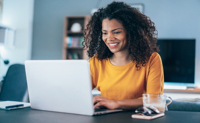 Mulher frente a um notebook. A imagem faz referência ao conteúdo do LinkedIn Ads e geração de leads.