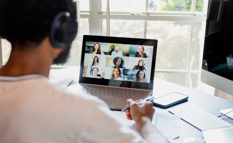 Homem utilizando vídeo chamada para reunir sua equipe de trabalho remoto