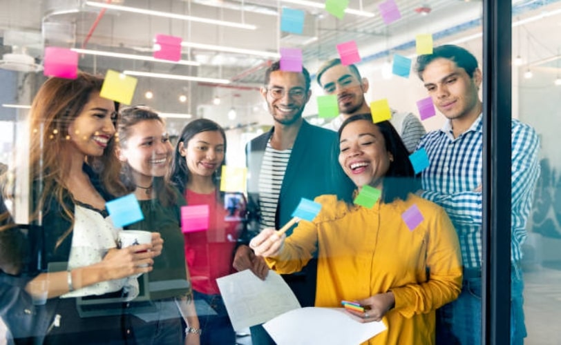 equipe organizando os cartões do kanban