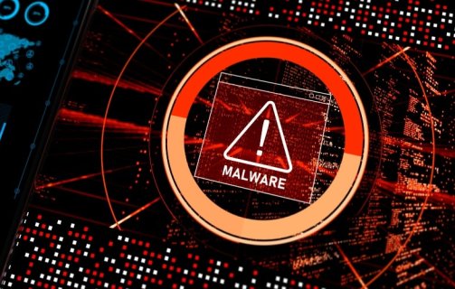 A ilustração mostra um alerta de malware que está prestes a invadir um sistema. O aviso está em vermelho, no centro da tela, sobre uma série de pequenas linhas de códigos de programação.