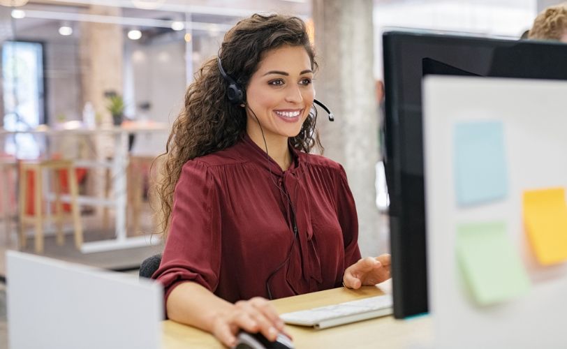 Mulher fazendo atendimento online pelo computador