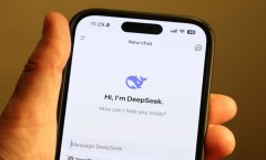 Imagem mostra um smartphone exibindo o logotipo do "DeepSeek", sendo segurado por uma mão de uma pessoa branca. O design sugere uma identidade visual moderna e tecnológica, relacionada a uma ferramenta de inteligência artificial.